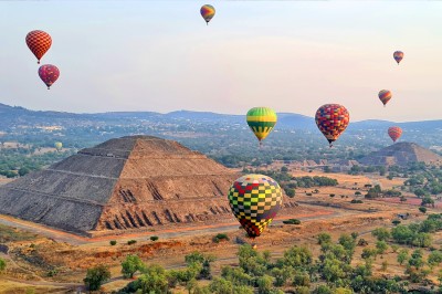 Balony nad Piramidą Słońca w Teotihuacan