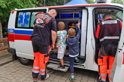 Dzieci zwiedzają wnętrze karetki.
