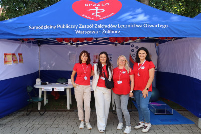 Uczestnicy wydarzenia 100. Urodziny Placu Wilsona na stoisku SPZZLO Warszawa Żoliborz-Bielany.