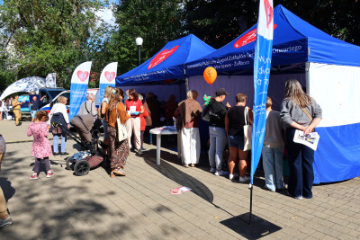 Uczestnicy wydarzenia 100. Urodziny Placu Wilsona na stoisku SPZZLO Warszawa Żoliborz-Bielany.