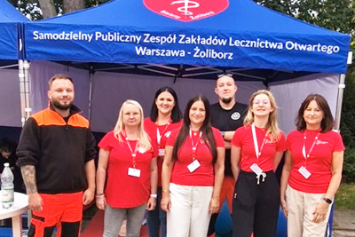 Uczestnicy wydarzenia 100. Urodziny Placu Wilsona na stoisku SPZZLO Warszawa Żoliborz-Bielany.