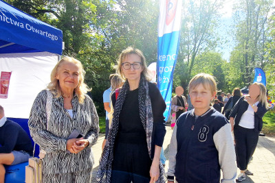 Uczestnicy wydarzenia 100. Urodziny Placu Wilsona na stoisku SPZZLO Warszawa Żoliborz-Bielany.