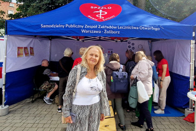 Uczestnicy wydarzenia 100. Urodziny Placu Wilsona na stoisku SPZZLO Warszawa Żoliborz-Bielany.