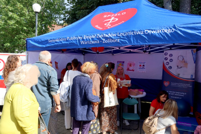 Uczestnicy wydarzenia 100. Urodziny Placu Wilsona na stoisku SPZZLO Warszawa Żoliborz-Bielany.