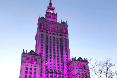 Pałac Kultury i Nauki rozświetlony na różowo.