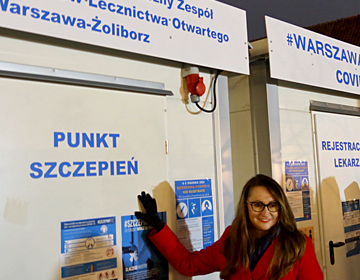 wice prezydent Warszawy Renata Kaznowska wskazująca na Warszawski Punkt Szczepień