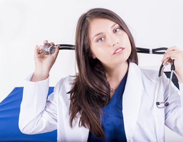 Młoda kobieta trzyma stetoskop