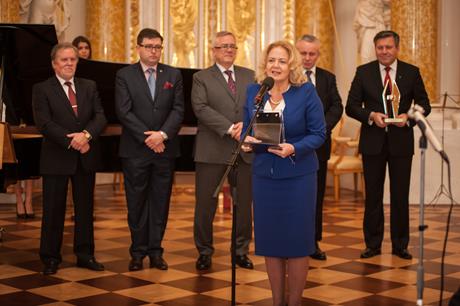 Dyrektor Małgorzata Zaława-Dąbrowska odbiera nagrodę. 