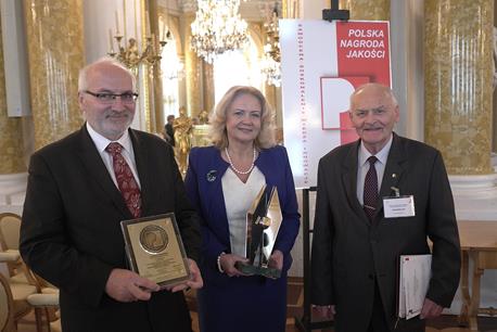 Od lewej: dyrektor Biura Polityki Zdroowtnej Dariusz Hajdukiewicz, dyrektor Małgorzata Zaława-Dąbrowska oraz dyrektor sekretariatu Polskiej Nagrody Jakości Mirosław Rech.