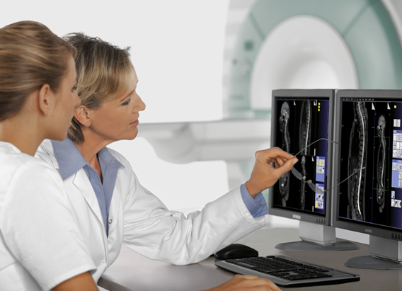 Personel medyczny analizuje wyniki badań rezonansu magnetycznego