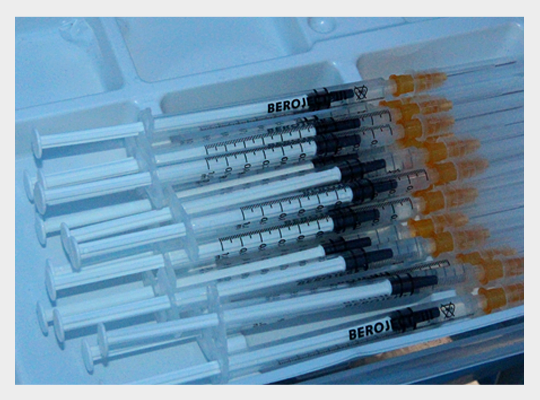 zestaw strzykawek przygotowanych do szczepienia p/COVID-19