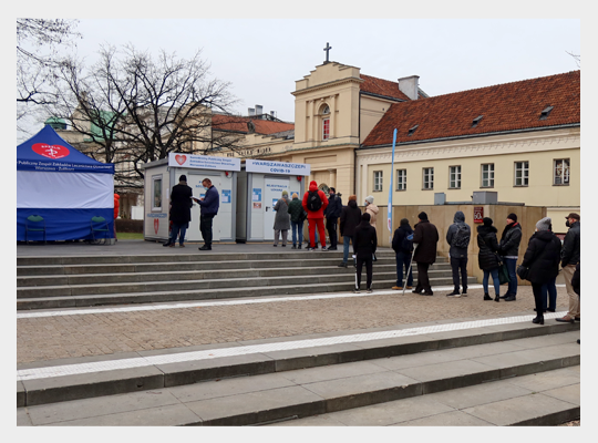 kolejka osób przed Warszawskim Punktem Szczepień