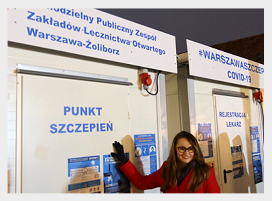 wice prezydent Warszawy Renata Kaznowska wskazująca na Warszawski Punkt Szczepień zorganizowany przez SPZZLO Warszawa-Żoliborz