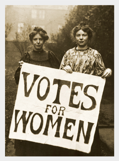 Sufrażystki z plakatem „Głosy dla kobiet”