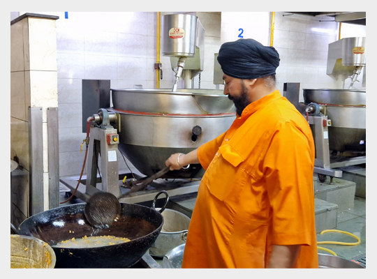 Kuchnia w świątyni Sikhów w Delhi w Indiach