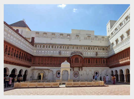 Dziedziniec pałacu w Bikanerze w Indiach