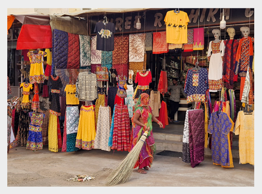 Uliczna sprzedaż ubrań w Indiach