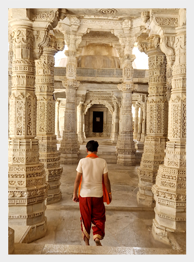 Wnętrze dżinijskiej świątyni w Ranakpurze w Indiach