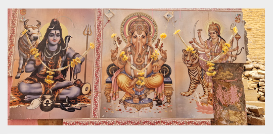 Od lewej: Śiwa, Ganeśia oraz Durga w Indiach