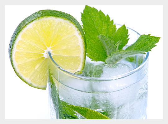 szklanka wody z cytryną i limonką