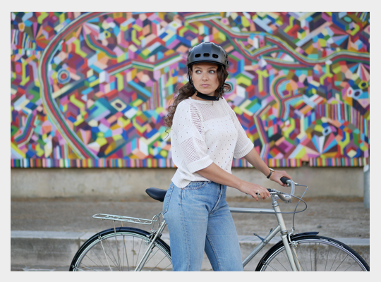 Młoda kobieta na miejskim rowerze