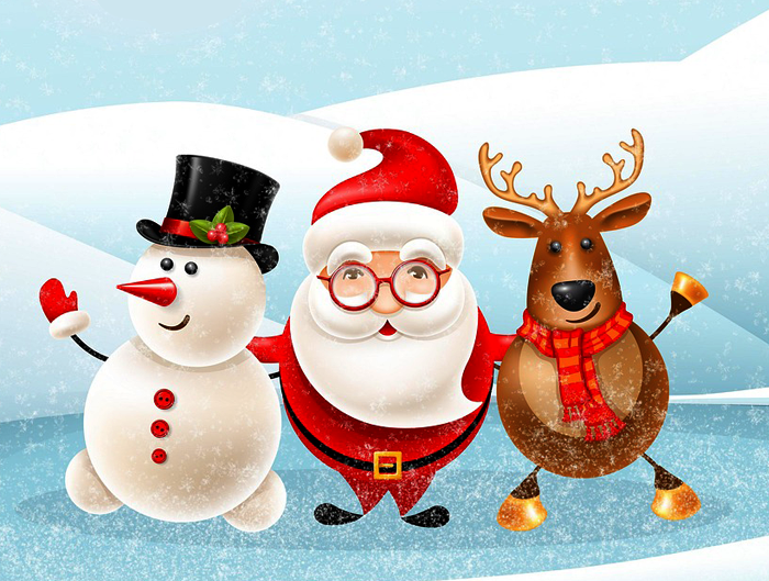 Zimowy krajobraz z padającym śniegiem. Na pierwszym planie stoją bałwan, Święty Mikołaj i renifer, uśmiechnięci. Po prawej stronie znajduje się drzewo bez liści z kilkoma ptakami oraz drewniana tablica w śniegu.