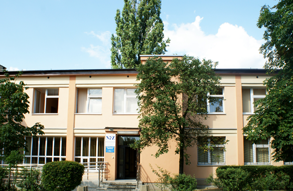 mały budynek przychodni przy ulicy Stefana Żeromskiego na warszawskich Bielanach w widoku wejścia głównego 