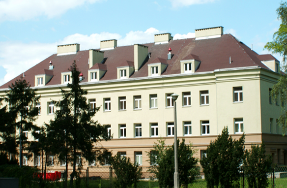 duży, o ciekawej architekturze budynek przychodni przy ulicy Elbląskiej 35 na warszawskim Żoliborzu od frontu