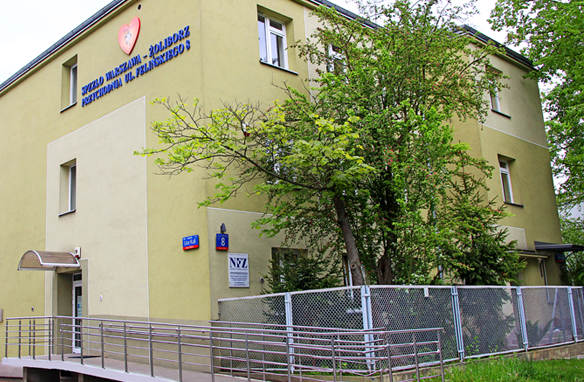 mały budynek przychodni przy ulicy Alojzego Felińskiego 8 na warszawskim Żoliborzu w widoku bocznym