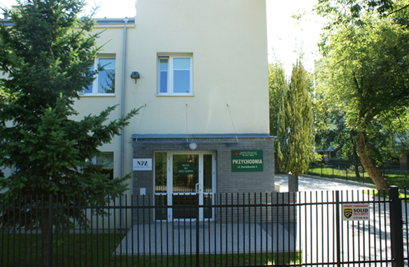 mały budynek przychodni przy ulicy Sieciechowskiej 4 na warszawskich Bielanach wśród zieleni