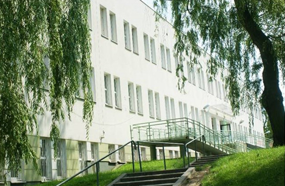 duży budynek przychodni Szajnochy 8 na warszawskim Żoliborzu