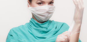 pielęgniarka zakładająca rękawice chirurgiczne
