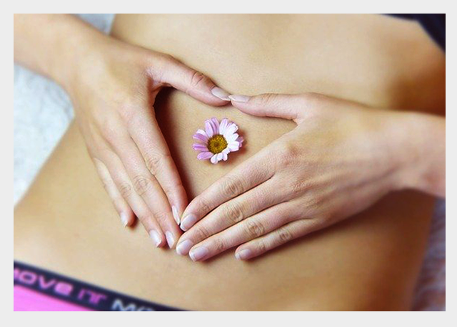 Mały kwiatek na brzuchu kobiety