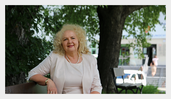 Małgorzata Zaława-Dąbrowska, dyrektor SPZZLO Warszawa-Żoliborz siedzi na ławce przed przychodnią przy ulicy Karola Szajnochy 8 na warszawskim Żoliborzu