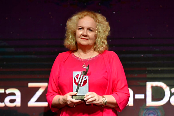 Dyrektor Małgorzata Zaława-Dąbrowska ze statuetką VIP w ochronie zdrowia 2021