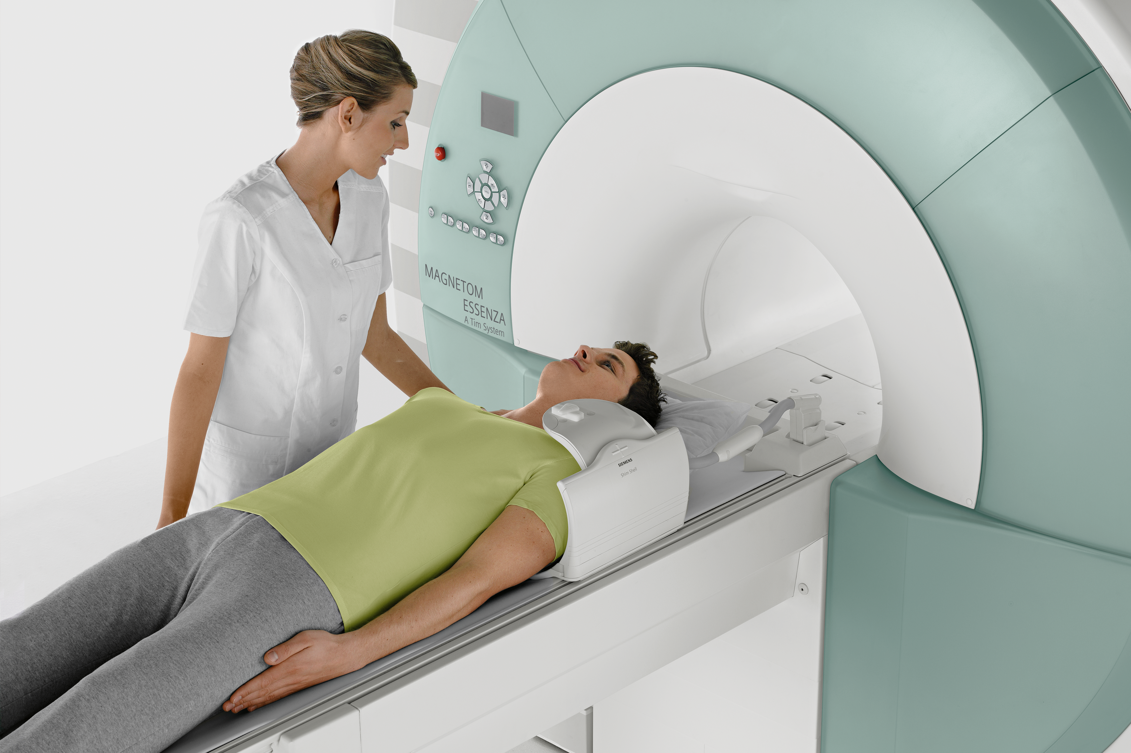 Pacjent podczas badania rezonansu magnetycznego 
