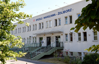jednopiętrowy budynek przychodni przy ulicy Karola Szajnochy 8 na warszawskim Żoliborzu, wśród zieleni