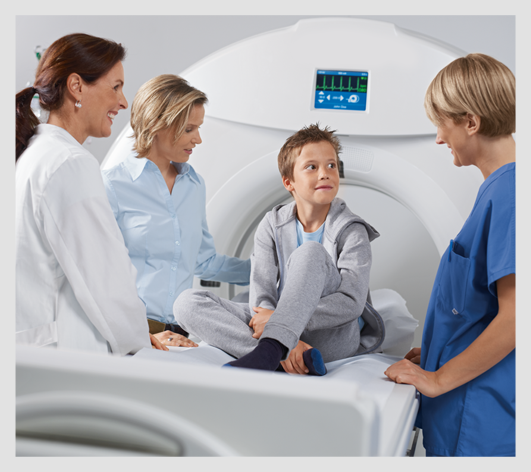 chłopiec podczas badania tomografii komputerowej